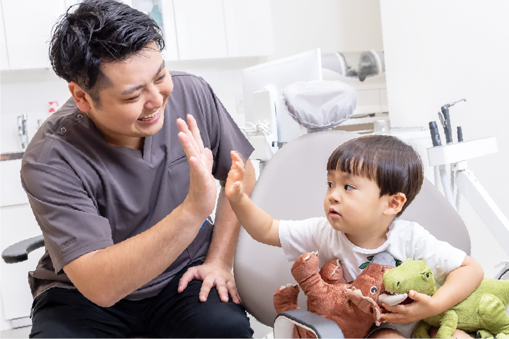 患者様の治療を行う院長