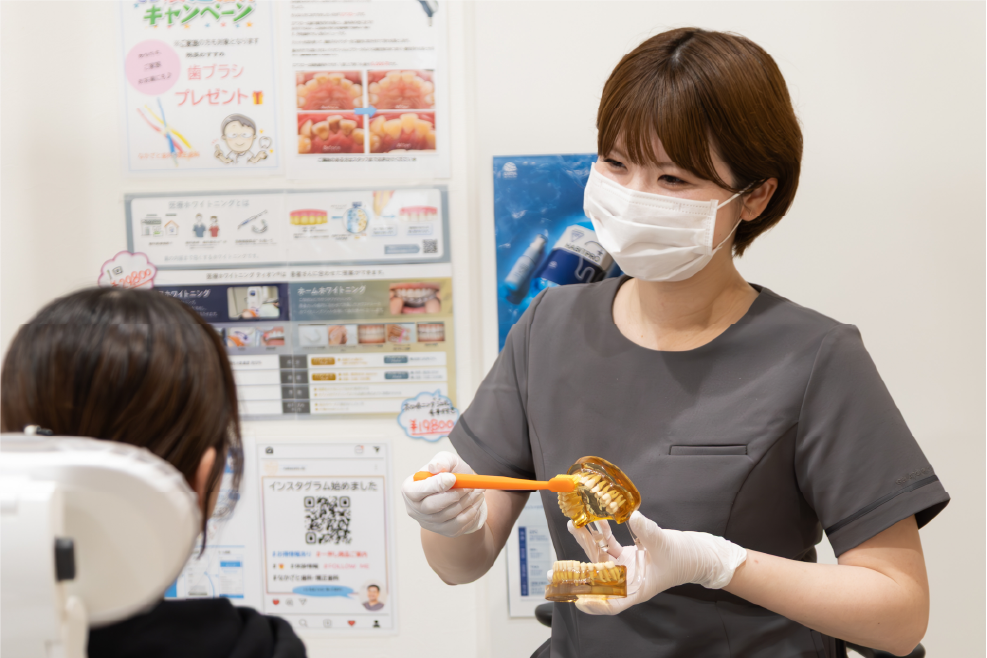 治療方法を説明するスタッフ